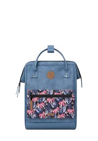 Zaino blu in ecopelle con una tasca frontale a motivo floreale, manico superiore, dettagli con zip e una patch del logo marrone. Forma rettangolare.