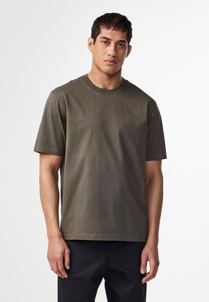 T-shirt à manches courtes vert olive avec col rond, fabriqué en mélange de coton, affichant un design simple et épuré avec une coupe décontractée.