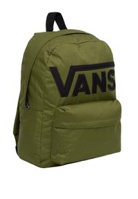 Mochila de tela verde con un gran logo negro de "VANS", un bolsillo frontal con cremallera y correas ajustables para mayor comodidad al llevarla.