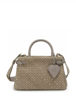 Borsa in pelle color talpa con trama intrecciata, manico superiore arrotondato, tracolla regolabile e accessorio a forma di triangolo in pelle.