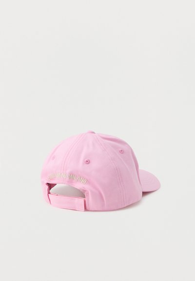 Rožinė medvilninė kepurė su išlenktu kraštu, reguliuojama juosta ir siuvinėtu tekstu ant nugaros. Tekstas skelbia "2018 WEAR MILANO."