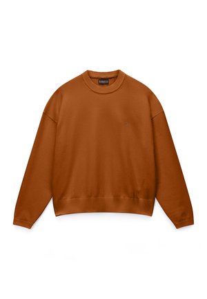 Sweter w kolorze spalonym pomarańczowym z okrągłym dekoltem, z żebrowanym kołnierzem, mankietami i brzegiem, rozłożony na płasko na białym tle.