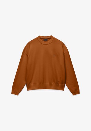 Hellorangefarbener Rundhalspullover mit geripptem Kragen, Bündchen und Saum, flach auf einem weißen Hintergrund liegend.