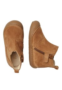 Botas de tobillo de ante marrón con punta redondeada, cremallera lateral y suela de goma texturizada. Presenta una costura cosida y material suave.