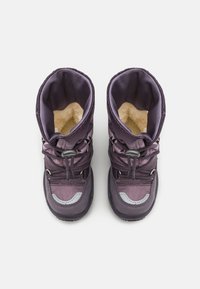 Fioletowe ocieplane śniegowce z pluszowym wnętrzem, gumową podeszwą, zapięciem na ściągacz i szarymi akcentami na czubkach i bokach. Widok z góry.