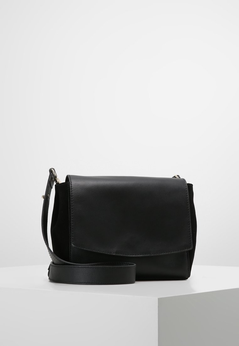 Borsa a tracolla in pelle nera con pattina pieghevole, tracolla regolabile e superficie liscia. Il design minimalista non presenta motivi evidenti.
