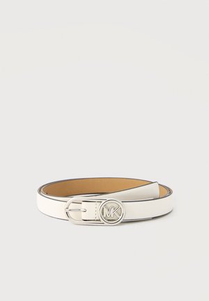 Biely kožený opasok so striebornou okrúhlou prackou s logom „MK“, položený na hladkom svetlom pozadí.