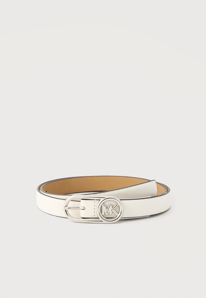 Λευκή δερμάτινη ζώνη με ασημένια στρογγυλή αγκράφα που διαθέτει το λογότυπο "MK", τοποθετημένη επίπεδη σε απλό ανοιχτό φόντο.