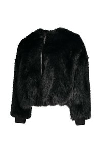 Giacca corta in ecopelliccia nera con scollo rotondo, zip frontale e polsini a costine. Presenta una superficie testurizzata e soffice con una finitura liscia.