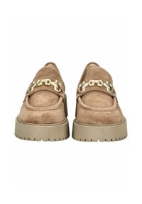 Mocassins en daim marron avec une épaisse semelle beige. Présentent une accentuation en chaîne dorée sur le dessus. Bout arrondi, design sans couture et tige texturée.
