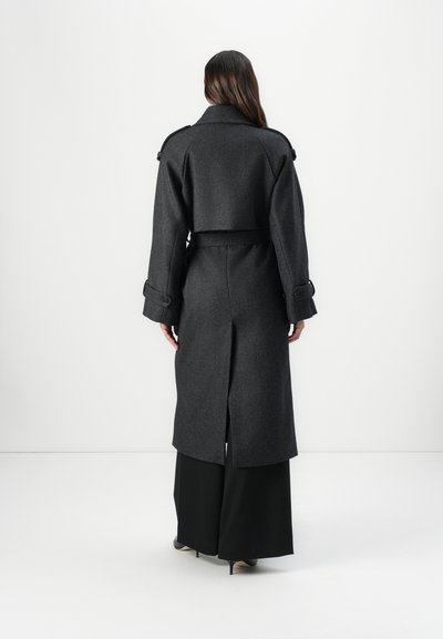 Grau, Wollmischung Trenchcoat mit tailliertem Schnitt, dreiviertellangen Ärmeln und einem Schlitz auf der Rückseite, von hinten mit einfachem Hintergrund gezeigt.