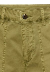 Olivgrüne Baumwollhose mit glatter Textur, ausgestattet mit einem braunen Knopfverschluss und sichtbaren Nähten entlang der Nähte.