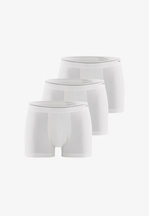 Białe bawełniane bokserki, w trzypakiecie, z dopasowanym krojem, elastycznym paskiem w talii oraz gładką fakturą. Brak widocznych wzorów lub akcentów.