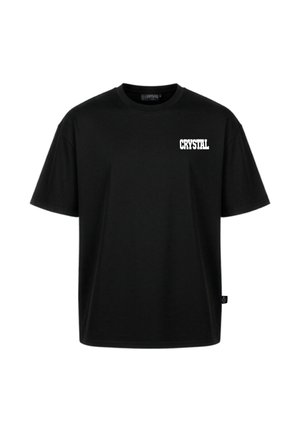 Czarny t-shirt z krótkim rękawem z białym napisem „CRYSTAL” na górnej lewej części klatki piersiowej, okrągłym dekoltem i luźnym krojem.