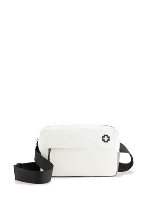 Borsa rettangolare bianca in tessuto con tracolla nera regolabile. Presenta una chiusura con zip e un logo sul davanti. Texture liscia.