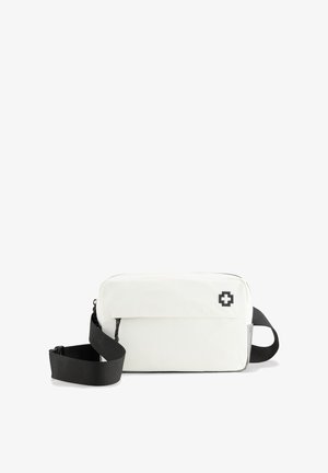 Bela pravokotna torba iz blaga z črnim nastavljivim trakom. Ima zadrgo za zapiranje in logotip na sprednji strani. Gladka tekstura.