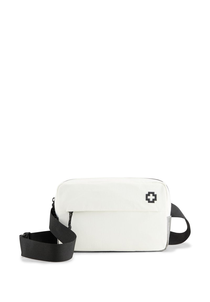 Borsa rettangolare bianca in tessuto con tracolla nera regolabile. Presenta una chiusura con zip e un logo sul davanti. Texture liscia.
