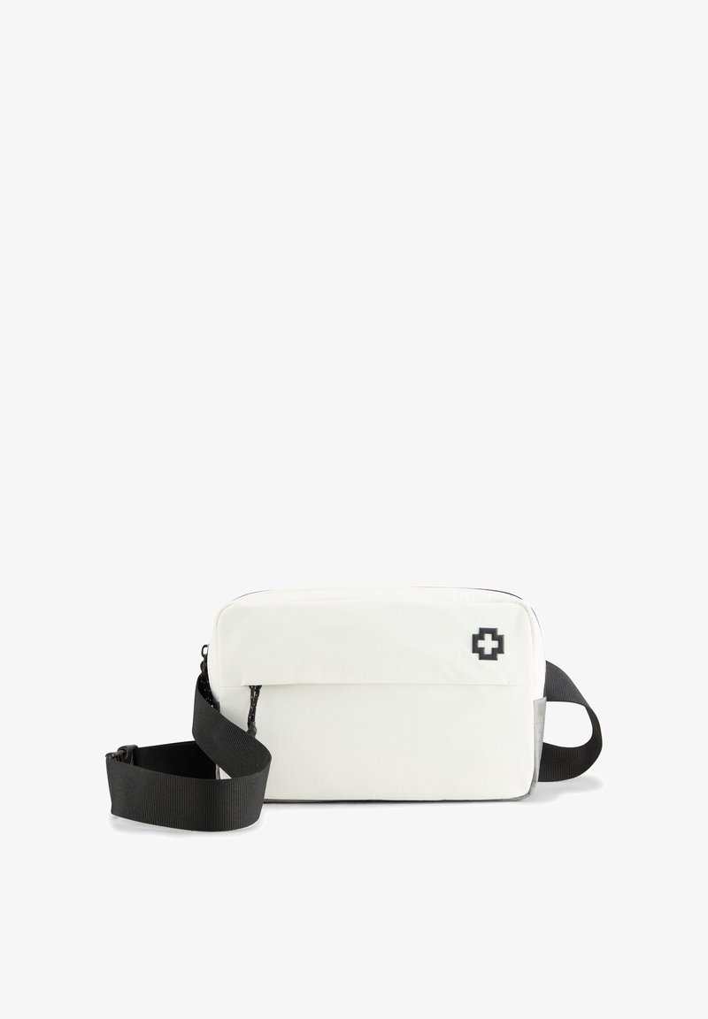 Hvid rektangulær taske lavet af stof med en sort justerbar rem. Har en lynlåslukning og et logo på forsiden. Glat tekstur.