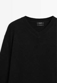 Massimo Dutti OVERSIZE CASHMERE V-NECK - Strickpullover - black