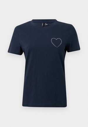 Tumesinine puuvillane T-särk lühikeste varrukatega, millel on vasakul rinnal hõbedased studide abil kujundatud südame disain. Ümar kaelus, lõdva istuvusega.