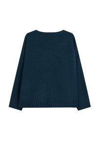 Námořnický modrý svetr s žebrovanou texturou, širokými rukávy a kulatým výstřihem. Má rovný lem a volný střih.