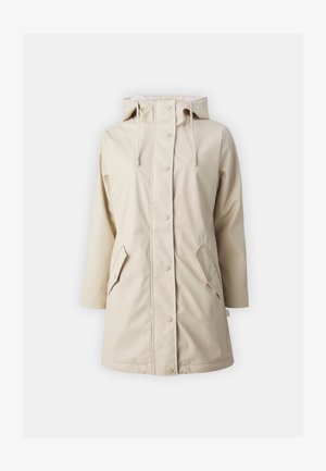 Chaqueta impermeable beige con capucha, botones a presión y dos bolsillos frontales en ángulo. Presenta una textura suave y un diseño de corte relajado.