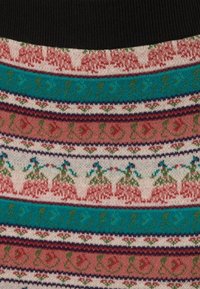Motif de tricot avec des rayures rose, sarcelle et violet, agrémenté de motifs floraux et décoratifs; ceinture côtelée noire en haut.