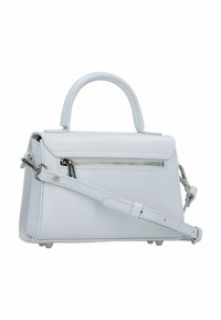 Sac à main en cuir blanc de forme structurée, avec une anse supérieure, une bandoulière amovible, une poche zippée à l'avant et des détails en métal.