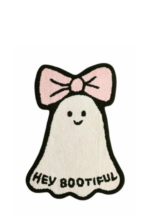 Biały dywanik w kształcie ducha z czarną obwódką, uśmiechniętą twarzą, dużą różową kokardą na górze i tekstem "HEY BOOTIFUL" na dole.