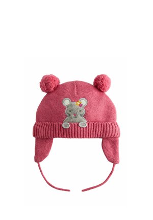 Pink strikket børnehue med øreklapper, to pomponer på toppen og en grå museapplikation med blomster på fronten.