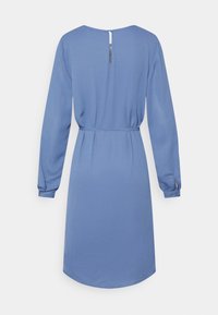 Vestido azul de mangas longas com decote redondo, cintura com laço e abertura em forma de chave nas costas. Feito de um tecido suave com um corte ligeiramente solto.