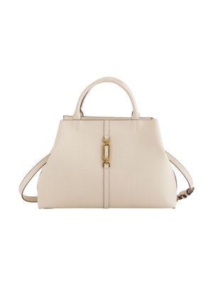 Beige Ledertasche mit Obergriffen, abnehmbarem Schulterriemen und goldfarbigem rechteckigem Verschlussdetail in der Mitte vorne.