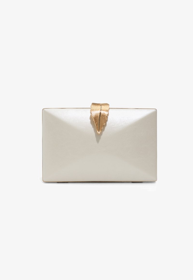 Pochette rectangulaire beige à texture lisse, dotée d'une fermeture métallique dorée en forme de feuille au centre supérieur.