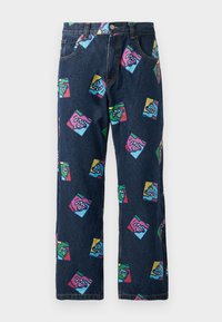 Jeans din denim de culoare albastru închis, cu modele grafice colorate de fețe în pătrate. Au cinci buzunare și închidere cu buton metalic. Croi lejer.