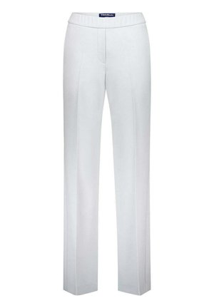 Weiße, gerade geschnittene Hose mit Bügelfalte vorne und einem elastischen Bund mit der Aufschrift "TRAVELbasic".