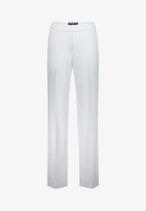Weiße, gerade geschnittene Hose mit Bügelfalte vorne und einem elastischen Bund mit der Aufschrift "TRAVELbasic".