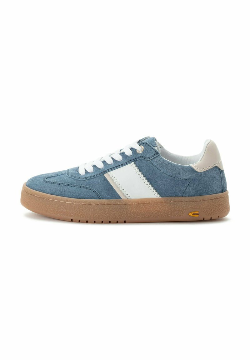 Blå ruskinds sneakers med hvide læderdetaljer, rund tå, hvide snørebånd, gummisål og lys tan sål. Har et skråt stribedesign.