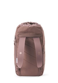 Brauner Nylon-Rucksack mit Kordelzugverschluss und gepolsterten Schulterriemen. Verfügt über diagonale Nähte und eine seitliche Reißverschlusstasche.