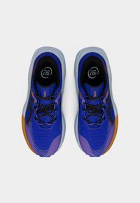 Μπλε αθλητικά παπούτσια με μοβ και πορτοκαλί λεπτομέρειες. Διαθέτουν υφασμάτινο επάνω μέρος με υφή, μαύρα κορδόνια και ελαφριά, επενδεδυμένη σόλα.