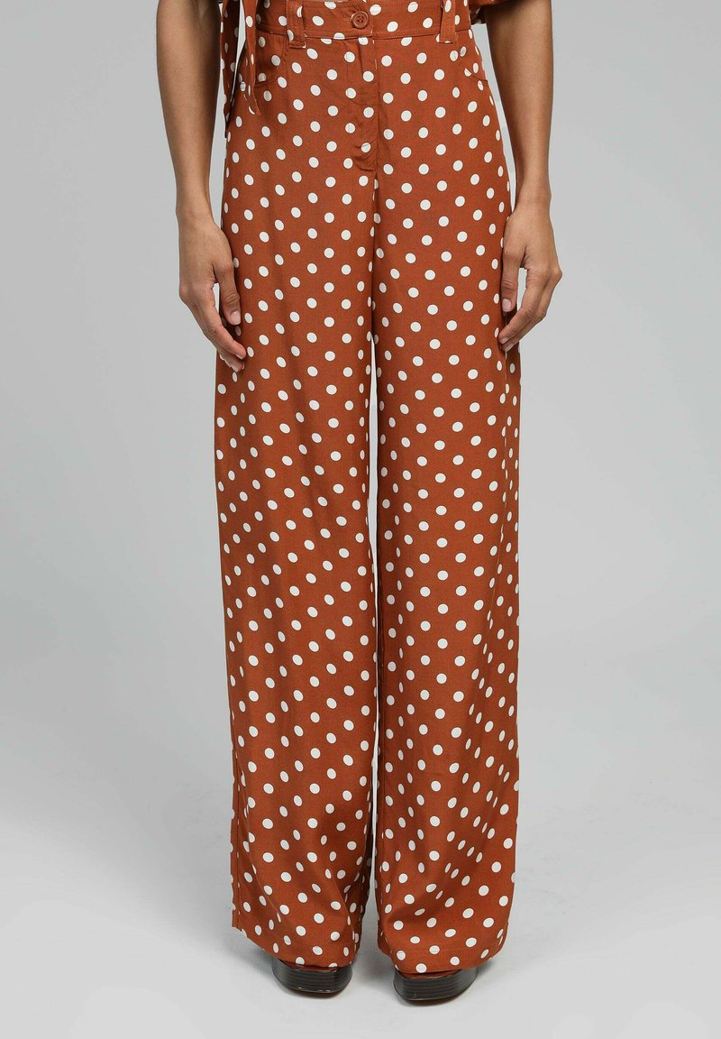 Pantalons à larges jambes marron à pois, fabriqués en tissu doux, présentant de grands pois blancs, taille haute et coupe décontractée ; poches latérales incluses.