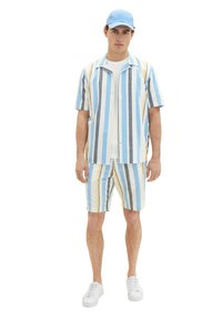 Kurzärmliges gestreiftes Hemd in Hellblau, Gelb und Grau, kombiniert mit passenden Shorts, ergänzt durch eine hellblaue Kappe und weiße Sneaker.