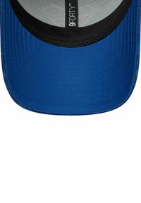 Blaues Cap mit gebogenem Schirm und schwarzer Unterseite. Aus strukturiertem Stoff gefertigt, mit einem gestickten Logo und innerem Netzfutter für Atmungsaktivität.