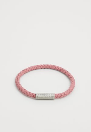 Pulsera de cuero trenzado rosa con un cierre metálico rectangular y un logo grabado. Textura suave con forma redonda sólida.