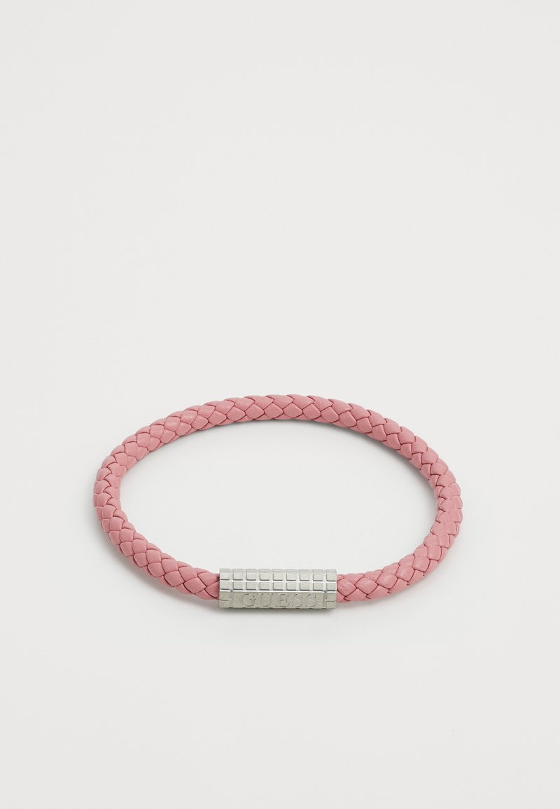 Pulsera de cuero trenzado rosa con un cierre metálico rectangular y un logo grabado. Textura suave con forma redonda sólida.