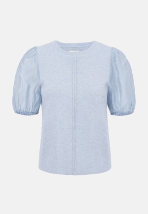 Lys blå bluse med korte ermer, puffede gjennomsiktige ermer og en sentral vertikal strikkedetalj på overdelen.