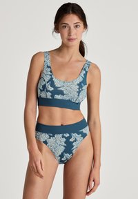 Schwimmanzug mit einem türkisfarbenen Blumenmuster und hellblauen Akzenten; besteht aus einem Bralette mit Scoop-Ausschnitt und einem hochtaillierten Bikiniunterteil.