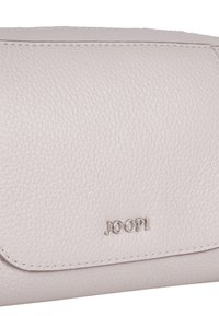 Clutch bag in pelle grigia chiara con superficie testurizzata, hardware argentato e logo impresso. Presenta una chiusura a patta e bordi cuciti.