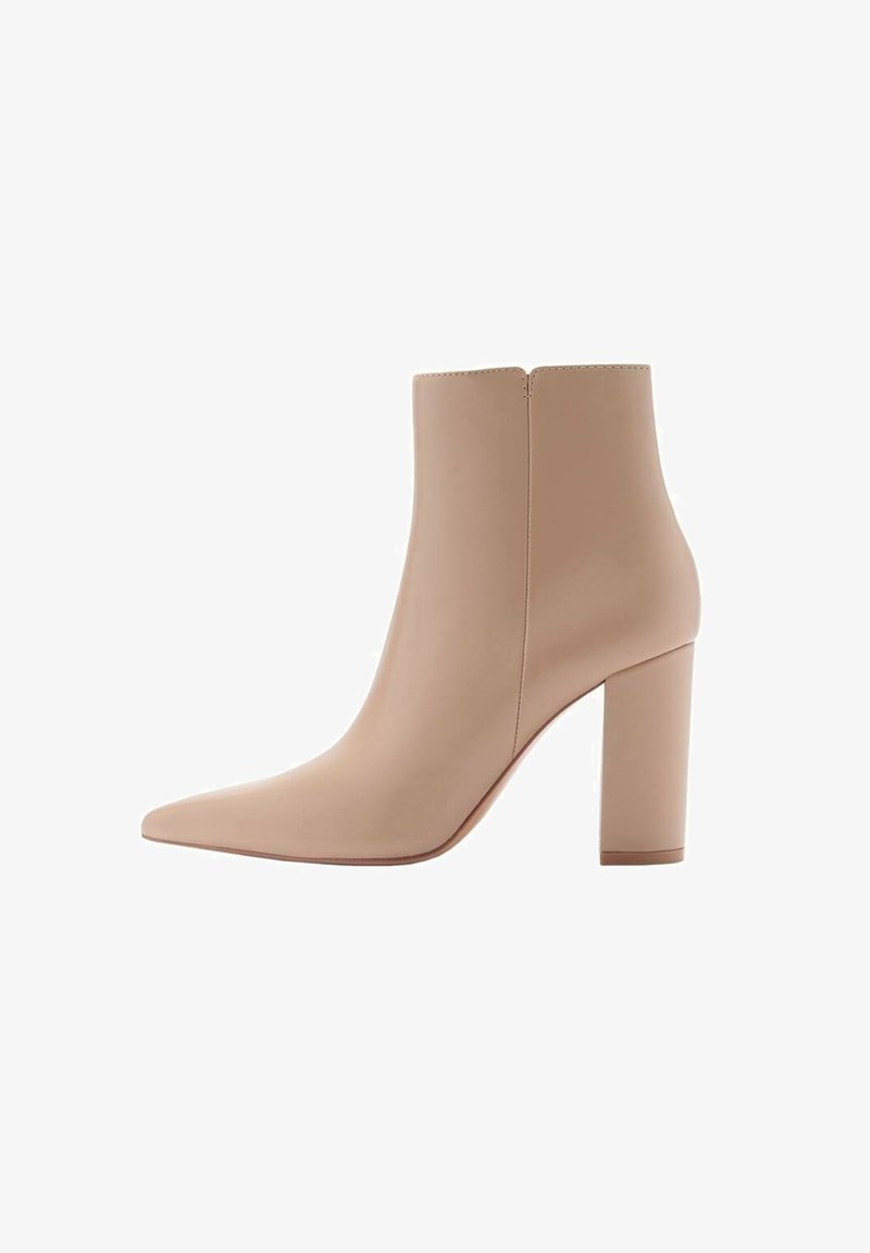 Bottine en cuir beige avec bout pointu et talon bloc, finition lisse et fermeture éclair latérale.