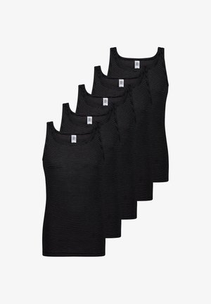 Homme musclé debout pieds nus, portant un débardeur rayé noir et un slip assorti, sur un fond clair uni.