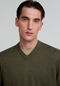 Scalpers V NECK - Strickpullover - olive
